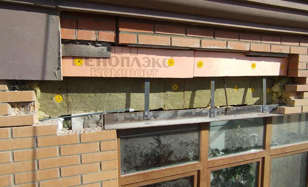 Устранение трещин кирпичного фасада, утепление, перекладка участка
