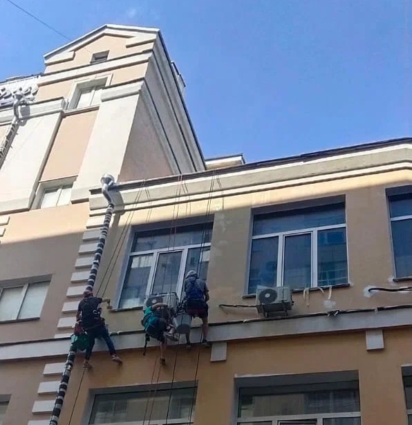 Монтаж водосточной системы промышленными специалистами